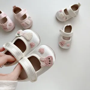 Süße Baby Mary Jane Schuhe mit Hasen-Stickerei, Satin-Oberfläche und weicher Antirutschsohle