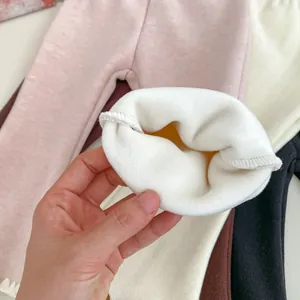 Pantaloni svasati invernali foderati in pile per bambine in vari colori e tessuto a maglia