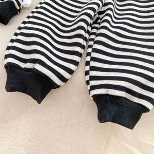 Nahaufnahme der schwarz-weiß gestreiften Strickhose mit Bündchen und Größenetikett