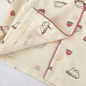 Pijama para niña con estampados de fresas y conejitos y ribetes rosas para otoño invierno