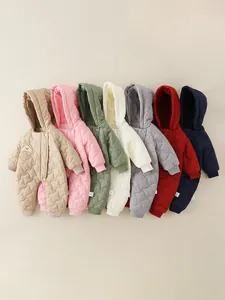 Combinaisons d'hiver matelassées pour bébés en sept couleurs dont le kaki et marine