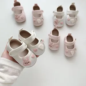 Detailansicht der Baby-Mary-Janes in Rosa und Weiß mit Hasenstickerei und Klettverschluss