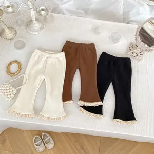 Pantaloni a campana a coste per bambine con bordo in pizzo in crema, marrone e nero