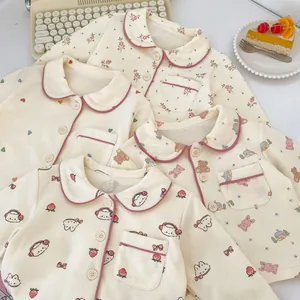 Detalle de pijama de algodón suave para bebé niña con lindos estampados y bordes rosados