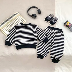 Flachbild von schwarz-weiß gestreiftem Kinder-Sweatshirt und Hosenset mit Rippbündchen