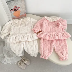 Détail de pyjamas en polaire corail pour bébé avec dentelle et motifs lapins