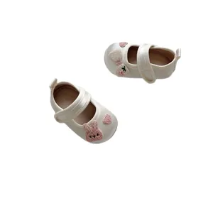 Cremefarbene Mary Jane Lauflernschuhe mit süßer Hasenstickerei und weicher Antirutschsohle