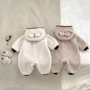 Flachbild von dicken Winter-Baby-Stramplern mit niedlichen Ohren und weichem Fleece