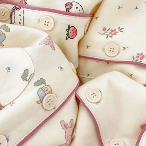 Pijama para niña con estampado de conejo, ribete rosa y botones de madera natural set