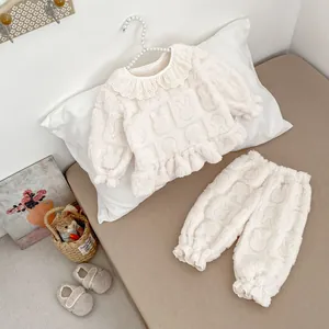 Détails du pyjama en polaire crème pour fille avec col en dentelle et bords volantés