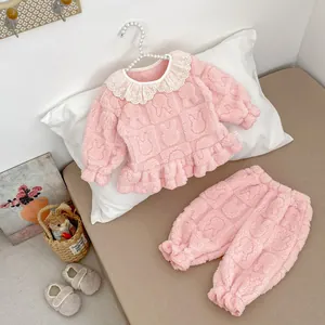 Détail du pyjama rose en polaire pour fille avec col en dentelle et motif lapin en relief
