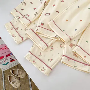 Pijamas de algodón en plano con estampados de osos y fresas y ribetes rosas finos