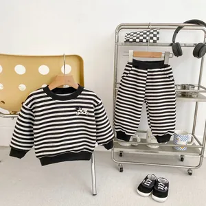 Gestreiftes Jungen-Fleece-Set in Schwarz-Weiß mit Cartoon-Aufnäher und Rippbündchen
