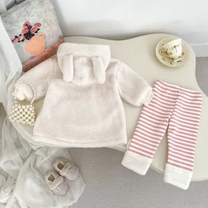 Dettaglio dell'abbigliamento invernale per bambina con felpa con cappuccio e pantaloni