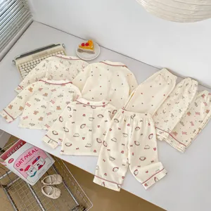 Detalle de lindo estampado de osos y flores en pijama de algodón para niñas