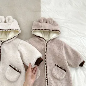 Detail von Fleece-Baby-Einteiler mit Bärenohren-Kapuze und braunem Zickzack-Saum