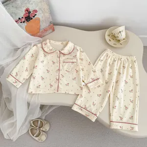 Detalle del pijama floral para bebé con ribete de encaje y suave algodón con botones