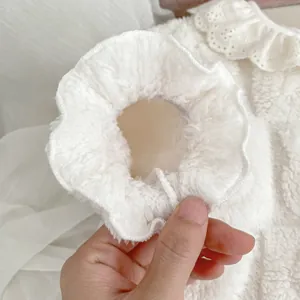 Détail en polaire corail montrant le col en dentelle et les poignets élastiques