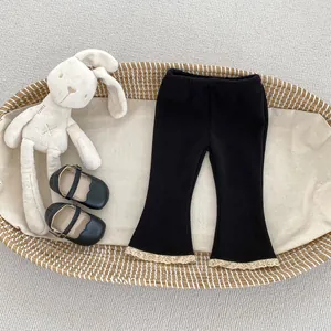 Détail du pantalon évasé pour filles avec dentelle beige et texture côtelée