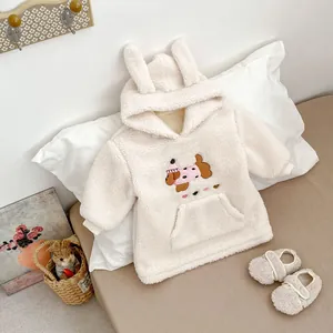 Dettaglio felpa neonato con orecchie da coniglio 3D e ricamo cagnolino su pile color crema