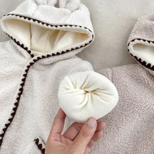 Detail eines Baby-Plüsch-Stramplers mit dickem Fleecefutter für warme Wintermomente