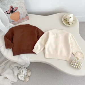 Detailansicht der Strickoberfläche des Baby-Mädchen-Sets mit feinen 3D-Punkt-Verzierungen