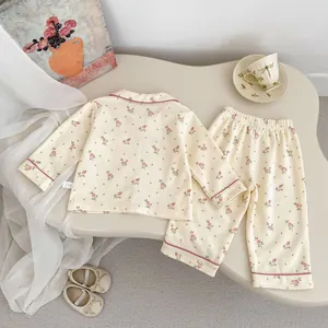 Detalle del pijama floral para niña con ribete rosa y textura de tela de algodón suave