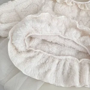 Gros plan du tissu en polaire douce avec bordure en dentelle sur pyjama pour fille