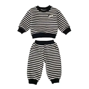 Gestreiftes Jungen-Fleece-Set mit schwarz-weiß gestreiftem Sweatshirt und Jogginghose