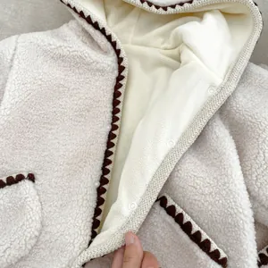 Baby-Winteroverall mit Kapuze aus cremefarbenem Fleece mit braunem Wellensaum und Futter