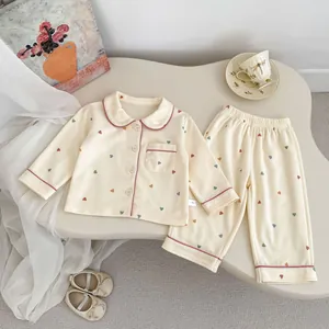 Detalle de pijama de algodón con corazones, borde rosa y etiqueta de talla 73