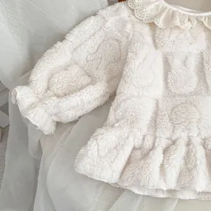 Détail de pyjama en polaire pour fille avec col en dentelle et poignets à volants