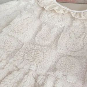 Pyjama d'hiver crème pour filles avec col en dentelle et texture gaufrée