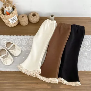 Dettagli dei leggings termici a zampa per bambina con bordo in pizzo bianco sull'orlo