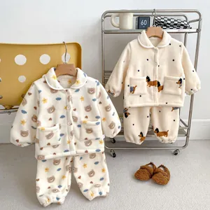 Dikke fleece kinderpyjamaset voor de winter met schattige beer- en teckelpatronen