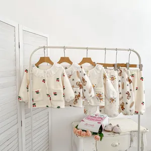 Detailweergave van winterse fleece pyjama voor peuters met kanten kraag en leuke prints