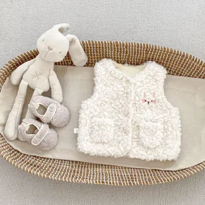 Détail du gilet en polaire pour enfant avec broderie lapin et chaussons souples