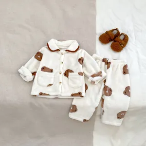 Ensemble pyjama d'hiver en polaire pour bébé avec motifs d'ours bruns sur fond crème