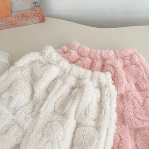 Détail d'un short de pyjama en polaire corail douce pour fille avec taille élastique