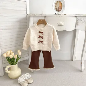Details von Baby-Strickjacke mit braunen Schleifen und Cordhose mit Spitzenbesatz für Mädchen