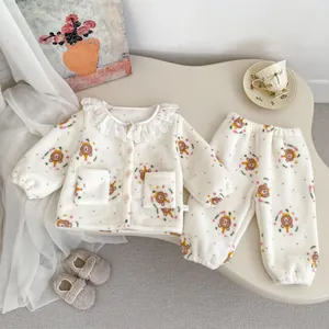 Detailoverzicht van een thermische pyjama voor peuters met kantkraag en berenpatronen