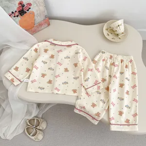 Detalle del pijama para bebé con lindos estampados de dibujos y suave tela de algodón