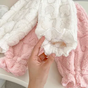 Gros plan sur les poignets élastiques à volants d'un pyjama d'hiver épais en polaire