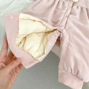 Rosa Baby-Strampler mit Herz-Kapuze, dickem Fleece-Futter und Druckknöpfen für den Winter