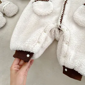 Detailansicht des Winter Baby-Stramplers mit Fleece-Textur, Bündchen und Druckknöpfen