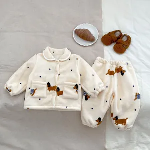 Platliggende zachte fleece pyjama voor peuters met teckelpatroon en blauwe stippen