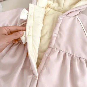 Dicker Winter-Baby-Strampler in Rosa mit Schleife und warmem Fleece-Futter