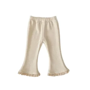Pantaloni a zampa termici per bambina con pizzo in maglia a coste crema per l'autunno