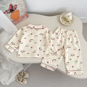 Detalle del conjunto de pijama para bebé con estampados de conejo y ribete rosa