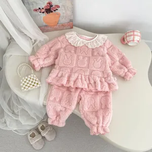 Détail d'un pyjama rose en molleton corail avec col en dentelle et motif lapin pour filles